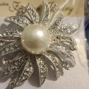 Silver-tone and crystal flower broach pin